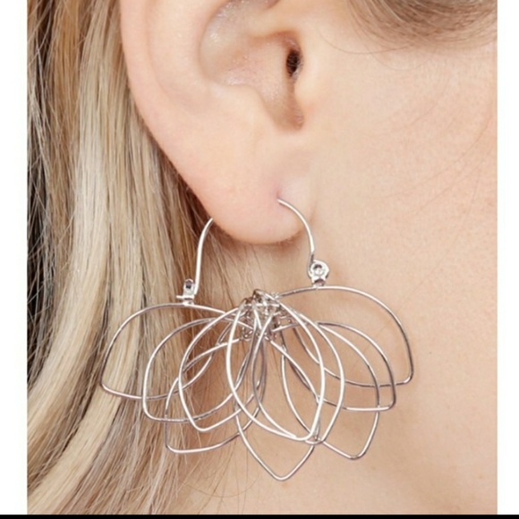 Jewelry - 🌹 1 HR SALE 🌹 SILVER Wire Flower Petal Earrings